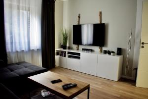 Ferienhaus Steins في Sinspelt: غرفة معيشة مع تلفزيون بشاشة مسطحة على خزانة بيضاء