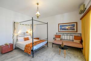 Een bed of bedden in een kamer bij Aegean View Hotel