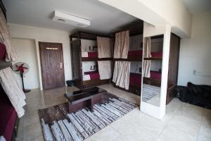 einen Blick über ein Zimmer mit Etagenbetten in der Unterkunft Castle Hostel in Kairo