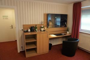 TV a/nebo společenská místnost v ubytování Hotel Jan van Werth