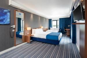 Łóżko lub łóżka w pokoju w obiekcie Holiday Inn Express Birmingham South A45, an IHG Hotel