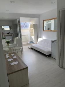 een woonkamer met een witte bank en een tafel bij SALESAS OVIEDO CENTRO COMERCIAL CORTE NGLES- Apartamento in Oviedo