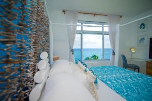 Postel nebo postele na pokoji v ubytování Ocho Rios Penthouse at Whispering Seas + 16 fotografií