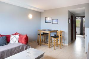 sala de estar con sofá y mesa en Oasis Royal, en Corralejo