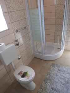 Ein Badezimmer in der Unterkunft Apartments Zvonko