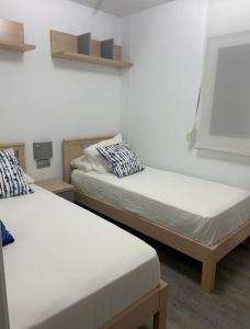 2 camas individuais num quarto com em Casa Rural La Peña em Tarifa