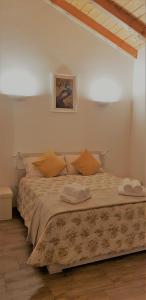 1 dormitorio con 1 cama con 2 toallas en Maximilian Seven en Aiello del Friuli