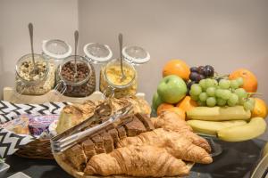 einen Tisch mit einem Korb mit Brot und Obst in der Unterkunft Hotel Nowa Panorama in Krakau