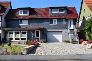 una casa azul con techo rojo en Ferienwohnung-Pension Werrablick, en Witzenhausen