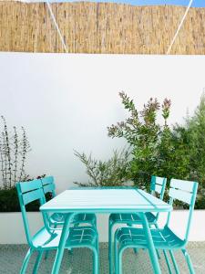 タヴィラにあるCasa Anaの青いテーブルと椅子が備わるパティオ