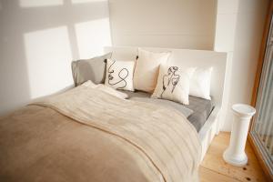 מיטה או מיטות בחדר ב-Loft with Home Cinema