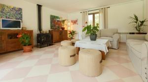 ein Wohnzimmer mit einem Sofa und Stühlen in der Unterkunft Villa Can Llamas in Pollença
