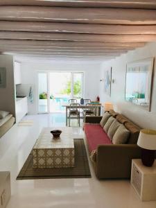 a living room with a couch and a table at Casa Ana in Tavira