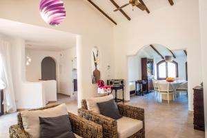sala de estar con sofá y mesa en Luxuriöse und großräumige Villa mit Community Pool, Sicht auf das Mittelmeer sowie dem Mar Menor, La Manga Club, en Atamaría