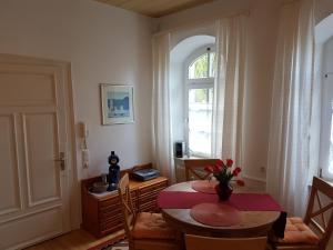 een eetkamer met een tafel en een raam bij Haus Salinenblick in Bad Sooden-Allendorf
