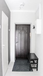 a hallway with a wooden door and a table at Centrum Apartement in Valga