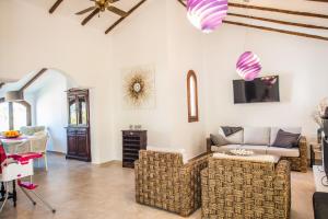 A seating area at Luxuriöse und großräumige Villa mit Community Pool, Sicht auf das Mittelmeer sowie dem Mar Menor, La Manga Club