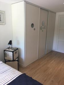 un dormitorio con una cama y un armario en Et c'est une autre histoire studio, en Léon