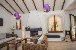 A seating area at Luxuriöse und großräumige Villa mit Community Pool, Sicht auf das Mittelmeer sowie dem Mar Menor, La Manga Club