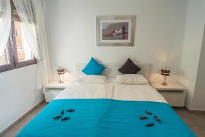 A bed or beds in a room at Luxuriöse und großräumige Villa mit Community Pool, Sicht auf das Mittelmeer sowie dem Mar Menor, La Manga Club Még 37 kép