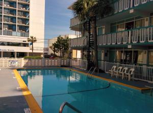 una piscina frente a un edificio en Wayfarer Motel, en Myrtle Beach