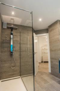 A bathroom at Luxuriöse und großräumige Villa mit Community Pool, Sicht auf das Mittelmeer sowie dem Mar Menor, La Manga Club