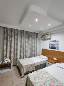 Un pat sau paturi într-o cameră la CC's Butik Hotel