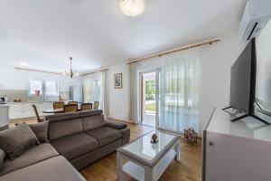 Televízia a/alebo spoločenská miestnosť v ubytovaní House Katuri 1059