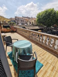 een patio met een tafel en stoelen op een balkon bij Mistral Mouans-Sartoux in Mouans-Sartoux