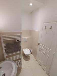 een witte badkamer met een toilet en een wastafel bij Mistral Mouans-Sartoux in Mouans-Sartoux