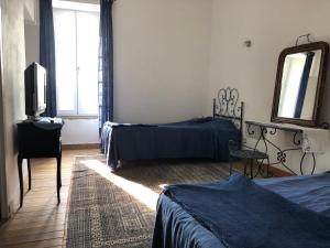 - une chambre avec 2 lits et un miroir dans l'établissement Ancien hôtel aux moines Pierrefitte St Lo, à Saint Lo