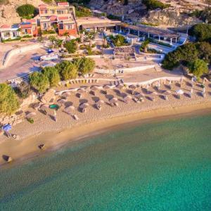 una vista aérea de una playa con sombrillas y agua en AMOOPI NYMFES en Amoopi