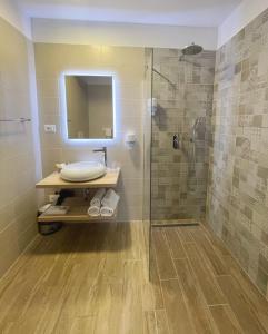 un bagno con lavandino e doccia di Gostisce Sovdat a Bovec