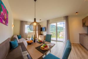 salon ze stołem i kanapą w obiekcie Apartments Lichtenberg w mieście Lagundo