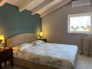 1 dormitorio con cama y ventana en Apartment Gisa, en Colazza