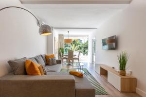 uma sala de estar com um sofá e uma mesa em Amazing apartment ,center of Marbella, Beach 338 em Marbella