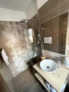 La salle de bains est pourvue d'un lavabo et d'une douche. dans l'établissement Gostisce Sovdat, à Bovec