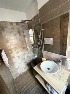 un bagno con lavandino e doccia di Gostisce Sovdat a Bovec Altre 37 foto