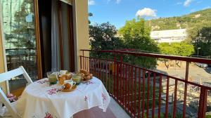 une table avec une assiette de nourriture sur un balcon dans l'établissement CASA SILLA, à Sorrente