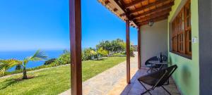 un porche de una casa con vistas al océano en Finca Villa Arriba, en Arecida
