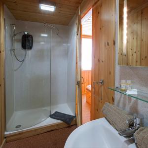 Ett badrum på Discovery Accommodation
