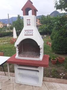 un horno de pizza sentado sobre una mesa en Lo Campo, en Montella