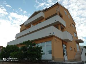 Budova, v ktorej sa apartmán nachádza + 7 fotografií