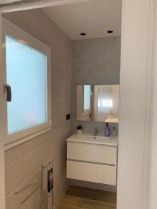 La salle de bains est pourvue d'un lavabo et d'un miroir. dans l'établissement Casa Raquel,caminito del Rey, à Valle de Abdalagís
