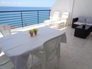 Una mesa blanca y sillas en un balcón con vista al mar. en Ada Calypso Apartamento, Aire acondicionado, WiFi, Piscina, Parking, en Peñíscola 34 fotos más