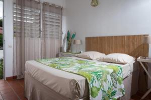 Postel nebo postele na pokoji v ubytování Hôtel Les Bananiers