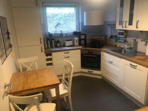 a small kitchen with a table and a table and chairs at Familienfreundliches Ferienhaus Bahnstr 30C in Mainz