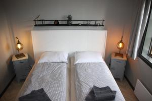 Postel nebo postele na pokoji v ubytování Sundbergsheden Stugby