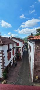Une allée entre deux bâtiments d'une ville dans l'établissement Les Chemins d'Elika, à Saint-Jean-Pied-de-Port