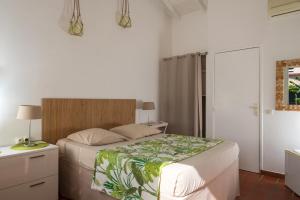Postel nebo postele na pokoji v ubytování Hôtel Les Bananiers
